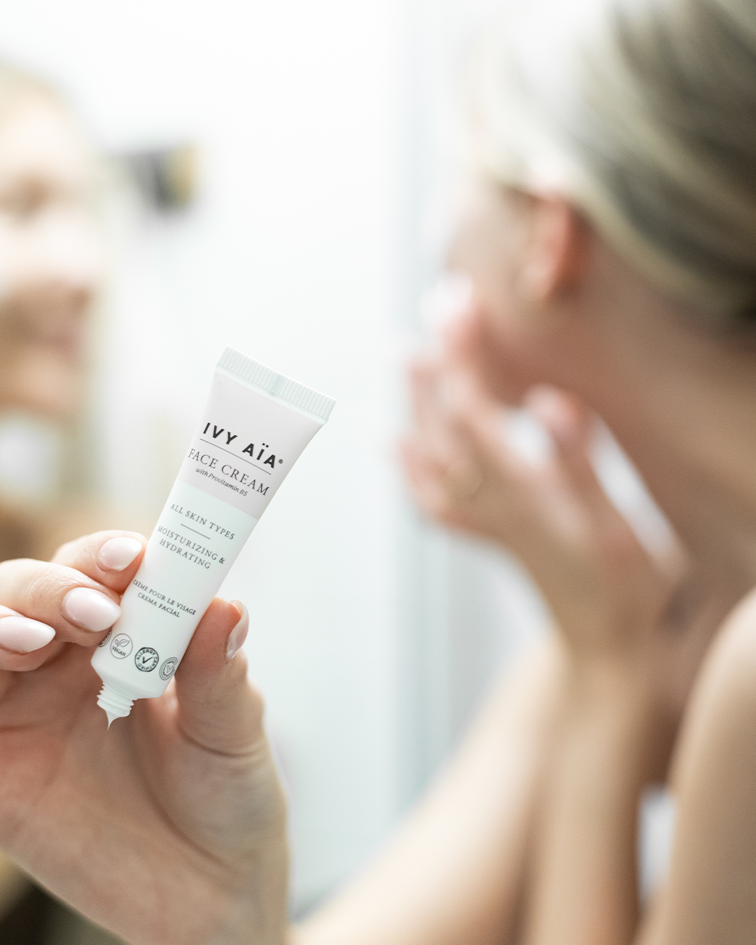 שגרת טיפוח לעור עייף: איך להתעורר עם עור רענן ומלא חיים בעזרת IVY AÏA – שלבים פשוטים