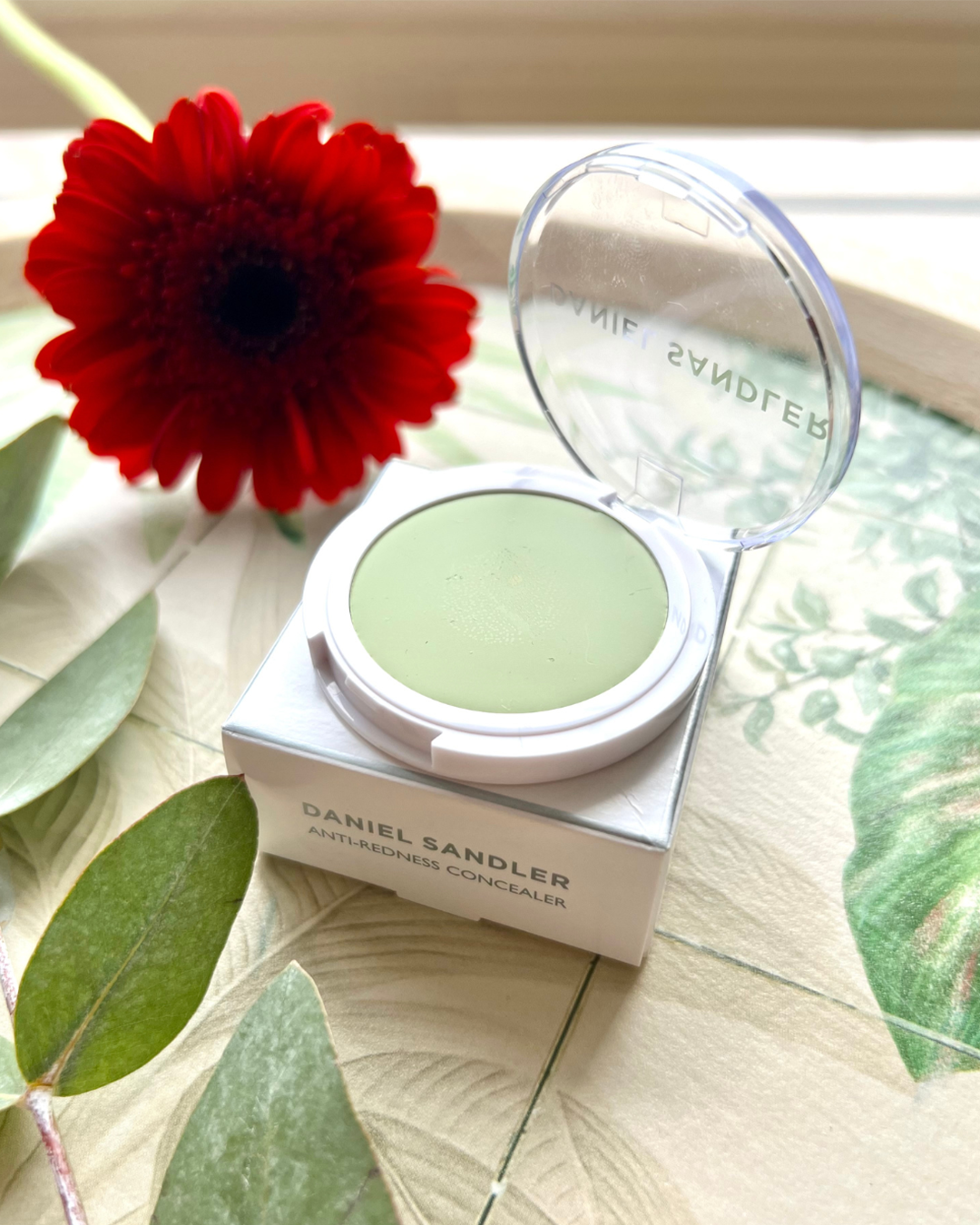 Concealer to blur redness