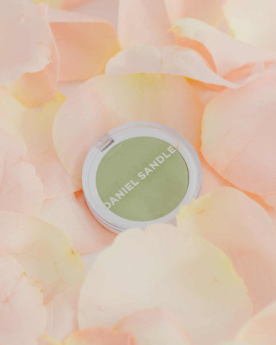 Concealer to blur redness