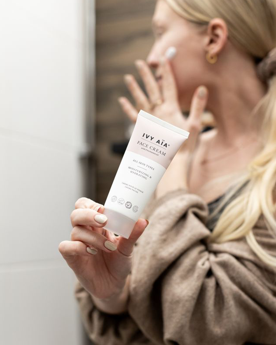 קרם לחות לפנים המועשר בפרוביטמין B5