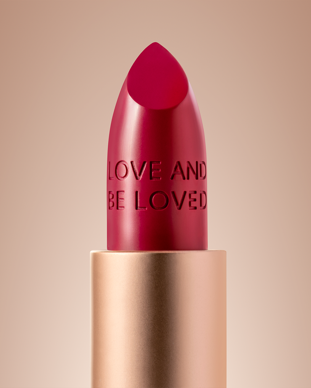 .על האריזה 'LOVE AND BE LOVED' שפתון ימור עמיד בקלוז-אפ, גוון ורוד-חרדל, עם הכיתוב