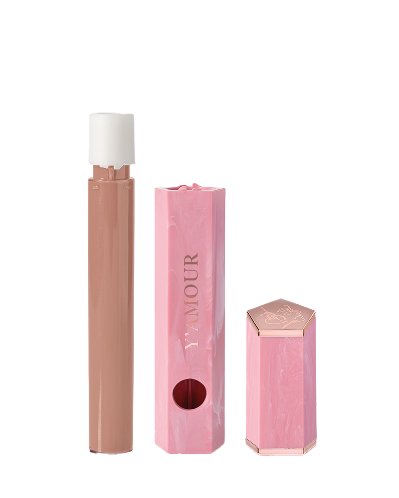 פאקשוט של מוצר איפור שפתיים ליד האריזה