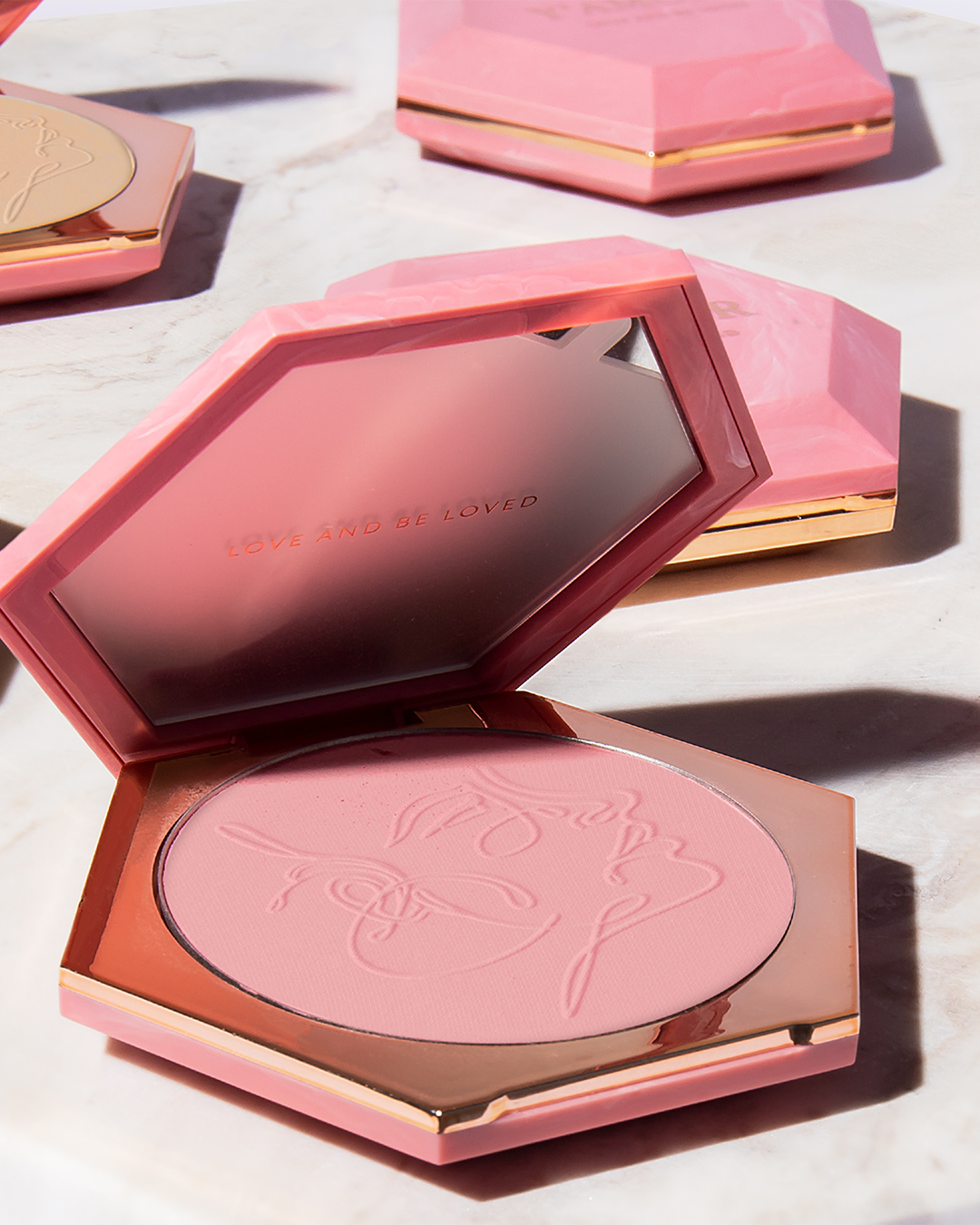 סומק מומלץ על רקע מרמר עם עיצוב אלגנטי לאיפור נטול מאמץ