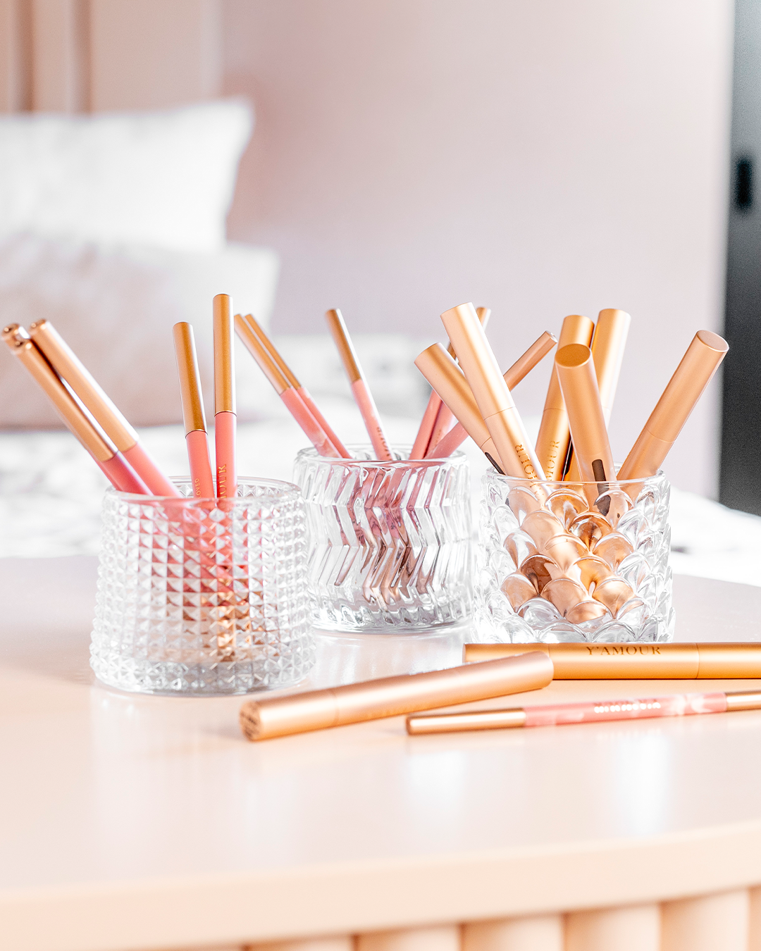 מוצגים באופן אסתטי על שולחן Y'amour אביזרי איפור