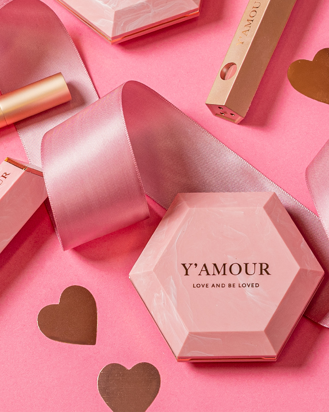 ערכת קוסמטיקה אלגנטית מיאמור כוללת שפתון ופודרת לחיים עם סרט משי ורוד, מציגה אהבה ויוקרה