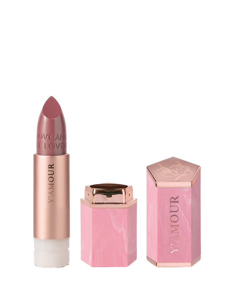 בגוון ניוד עשיר, עם שם המותג מוטבע על השפתון Y'amour אודם עמיד