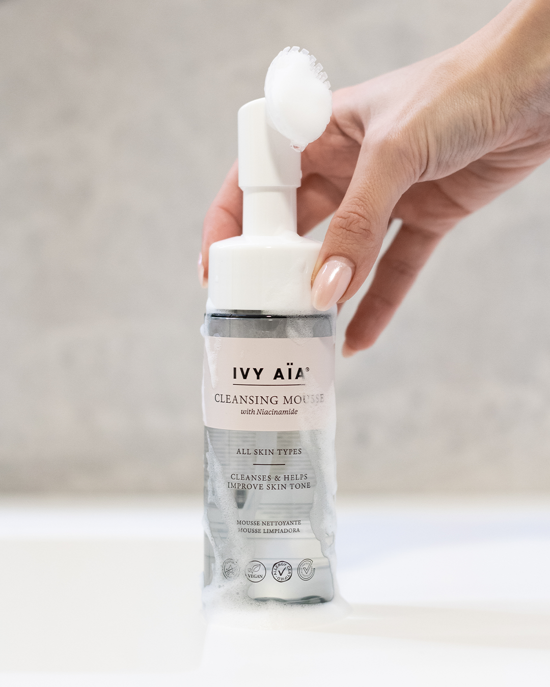 קצף ניקוי לפנים מועשר בניאציאנמיד