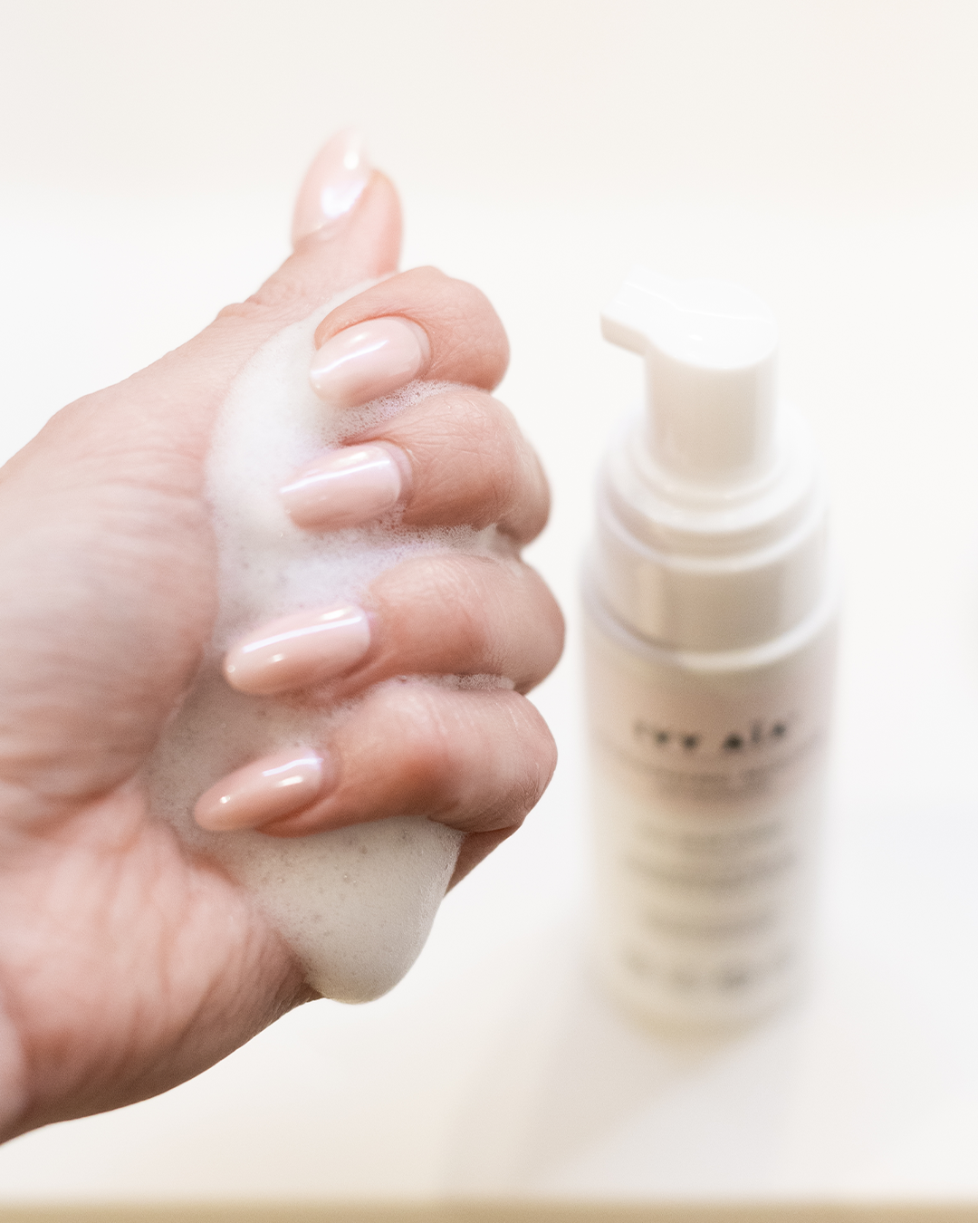 קצף ניקוי לפנים מועשר בניאצינאמיד – (Travel Size)