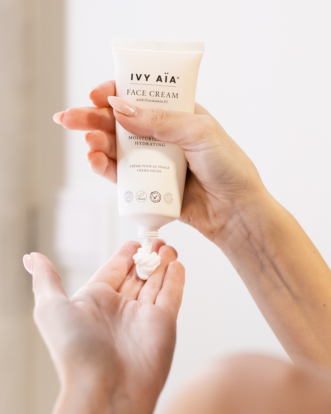 קרם לחות לפנים המועשר בפרוביטמין B5