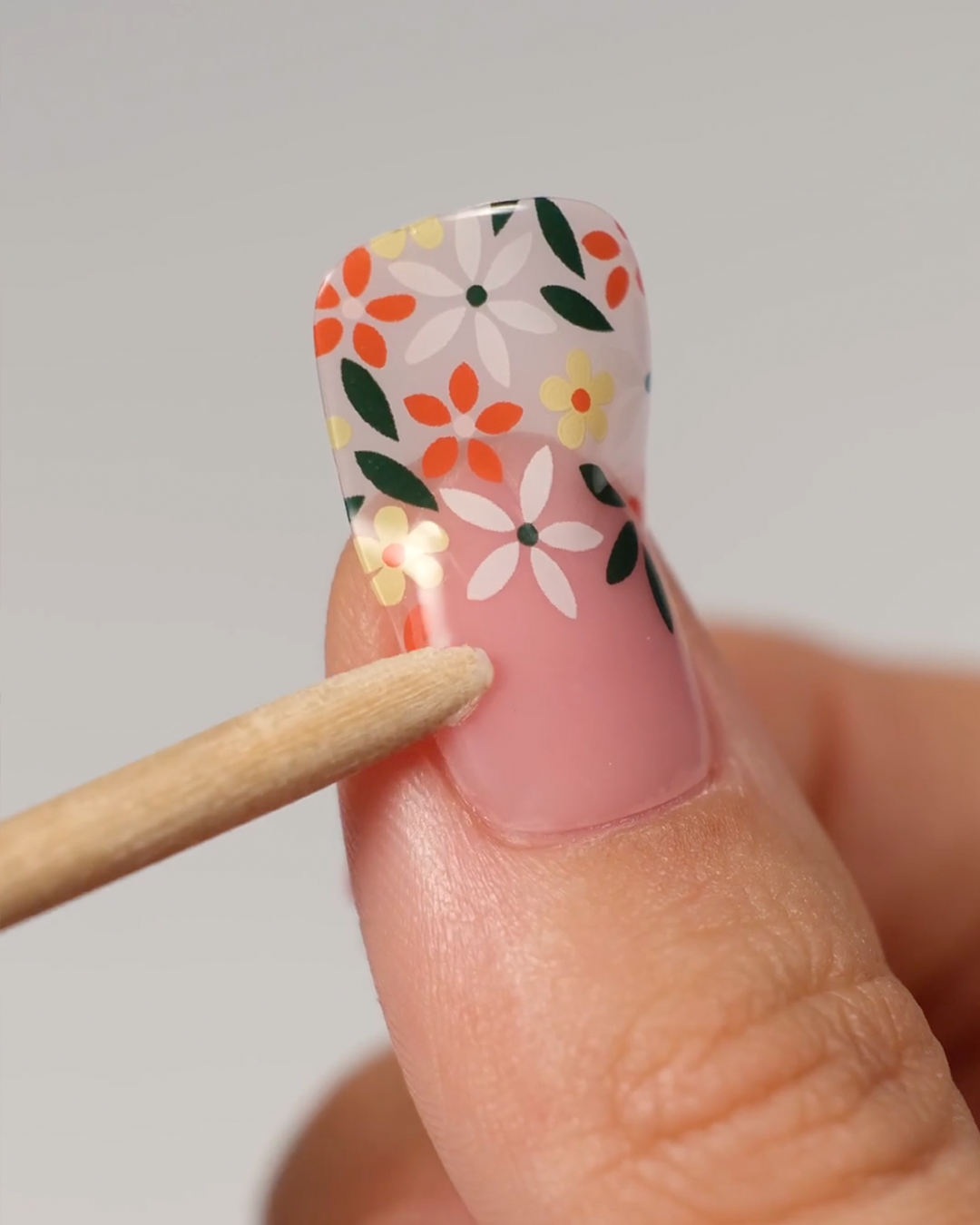 רצועות ג'ל ציפורניים צבעוניות