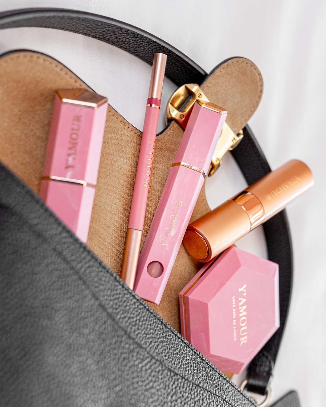 תמונת תצוגה של מוצרי יאמור שיוצאים מתוך תיק איפור