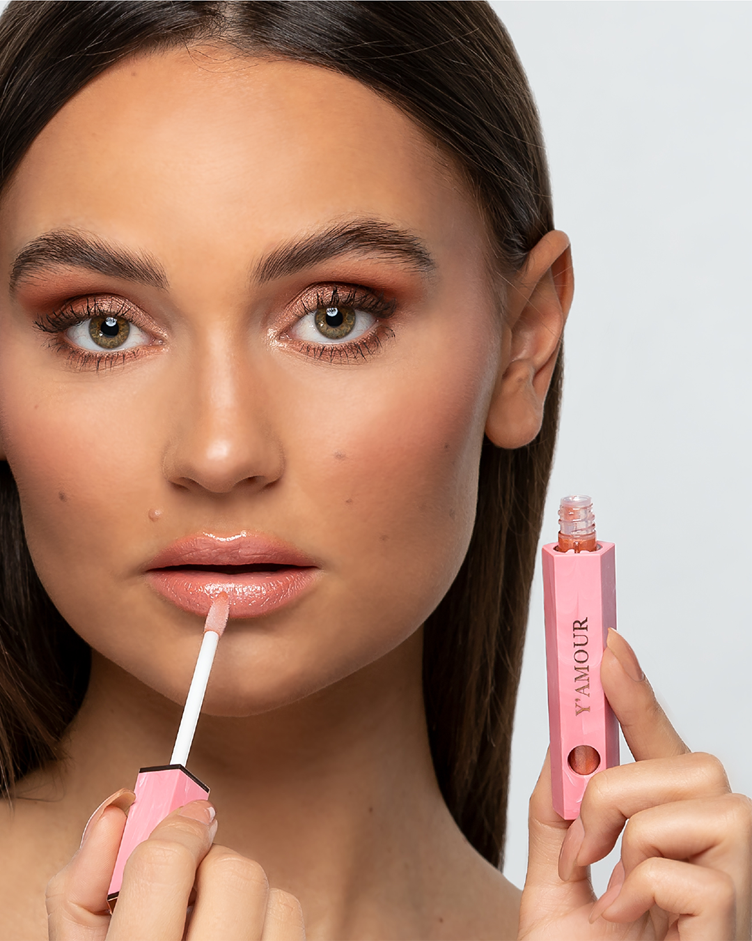 דוגמית מציגה שימוש במוצר שפתון נוזלי