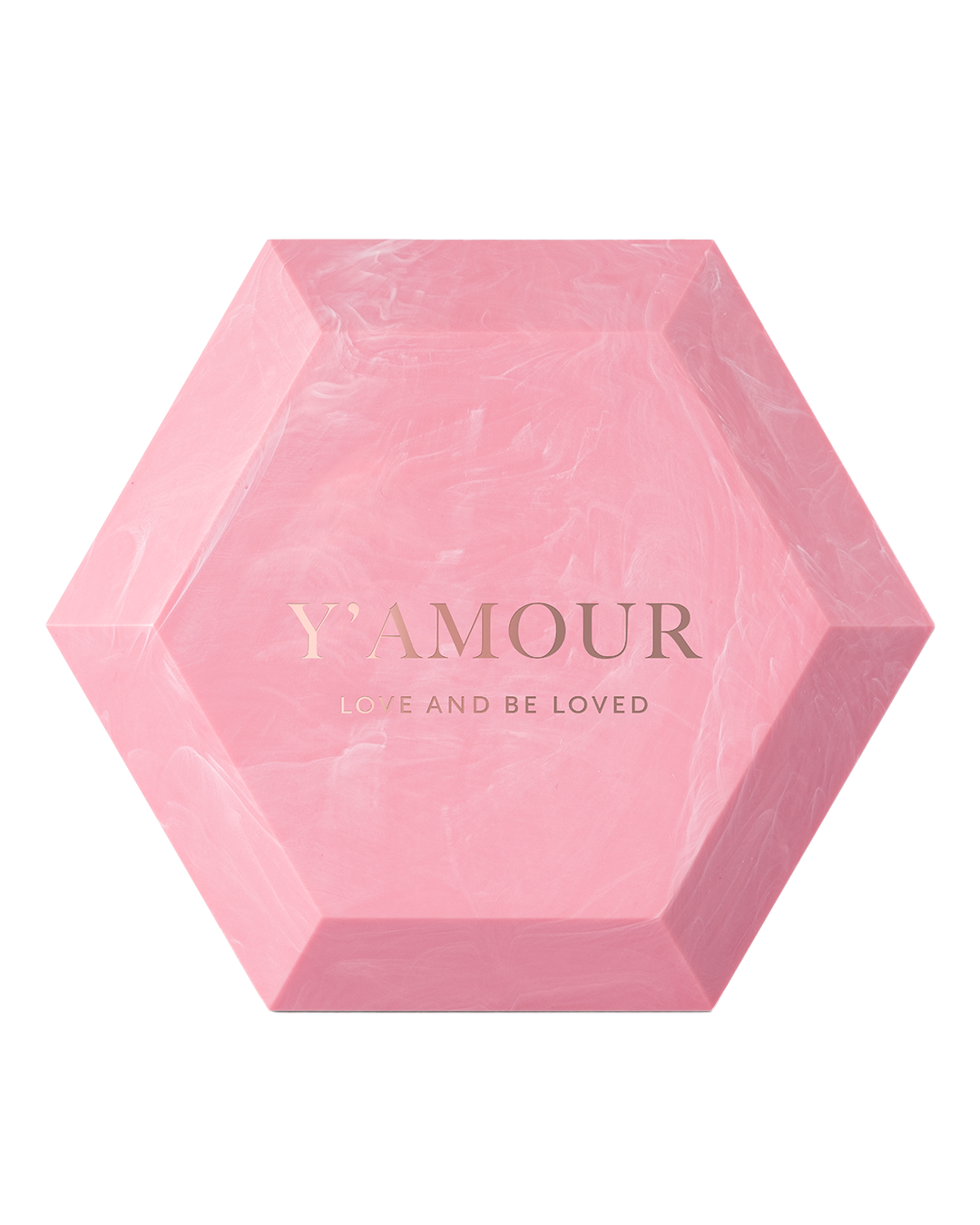 קייס פודרה קומפקטית בגוון ורוד עדין עם שם המותג יאמור בחריטה אלגנטית על האריזה המקורית של המוצר