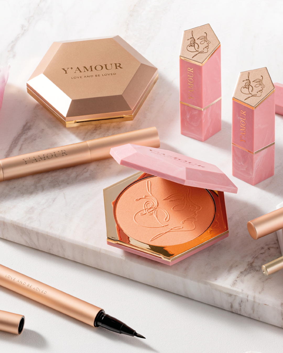 אריזת סומק מומלץ פתוחה בגוון ורוד חי עם דוגמא מובלטת לפנים זוהרות