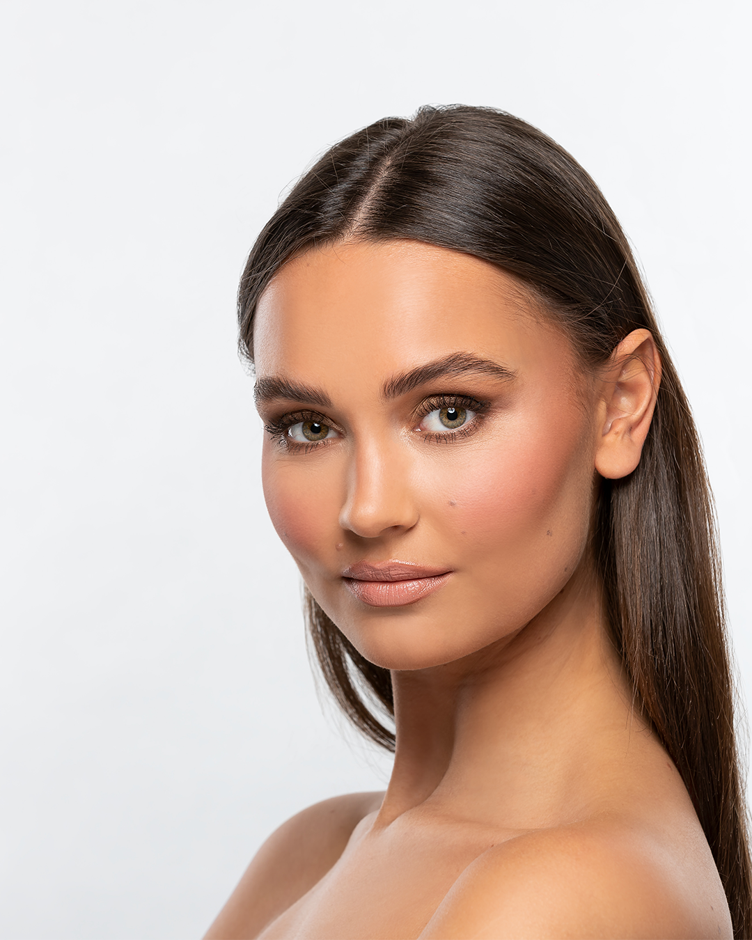 אישה עם סומק מומלץ למראה טבעי וזוהר, הדגשת יופי טבעי
