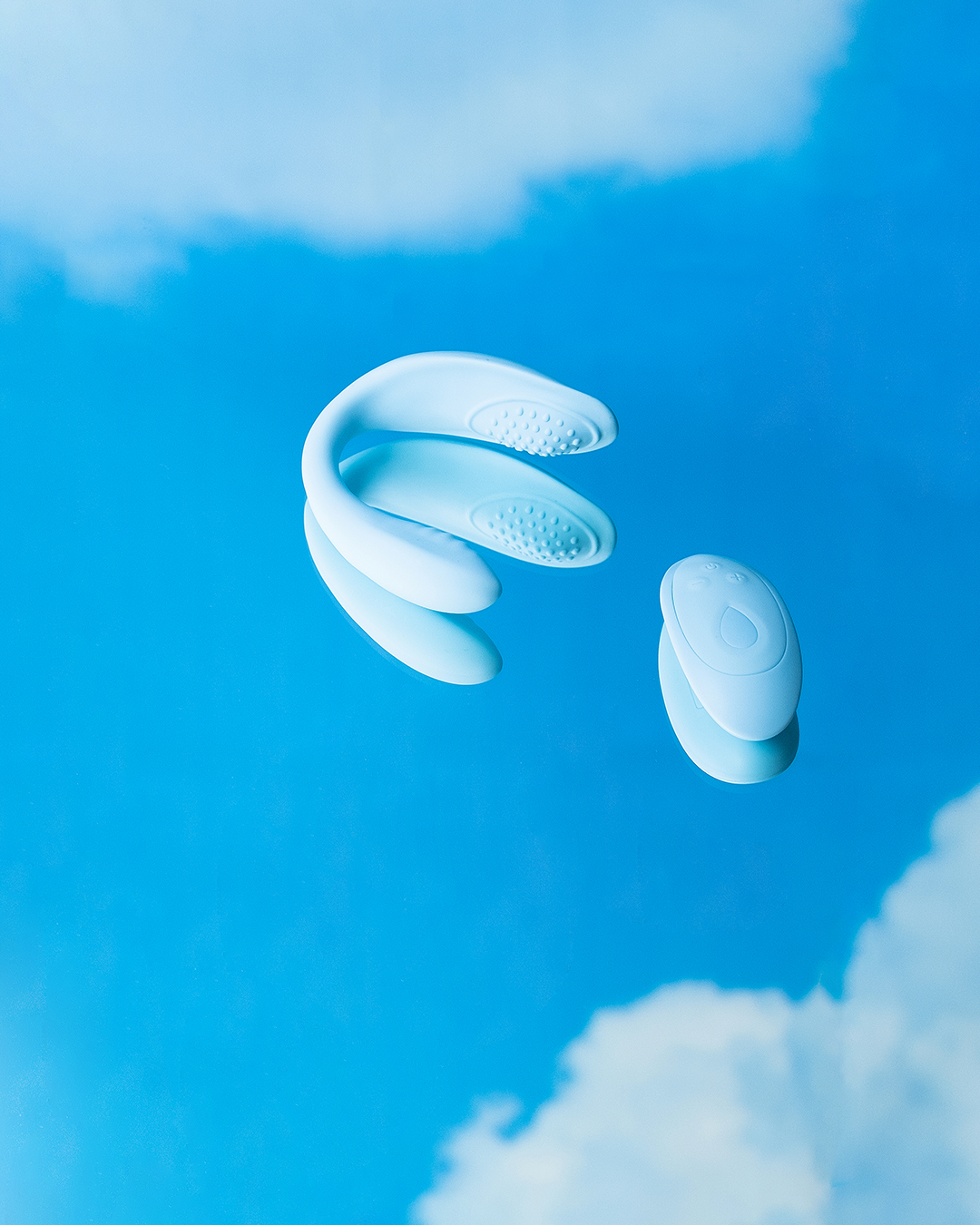 ויברטור זוגי סקיי בתמונה יצירתית, מרחף על רקע עננים תכלת