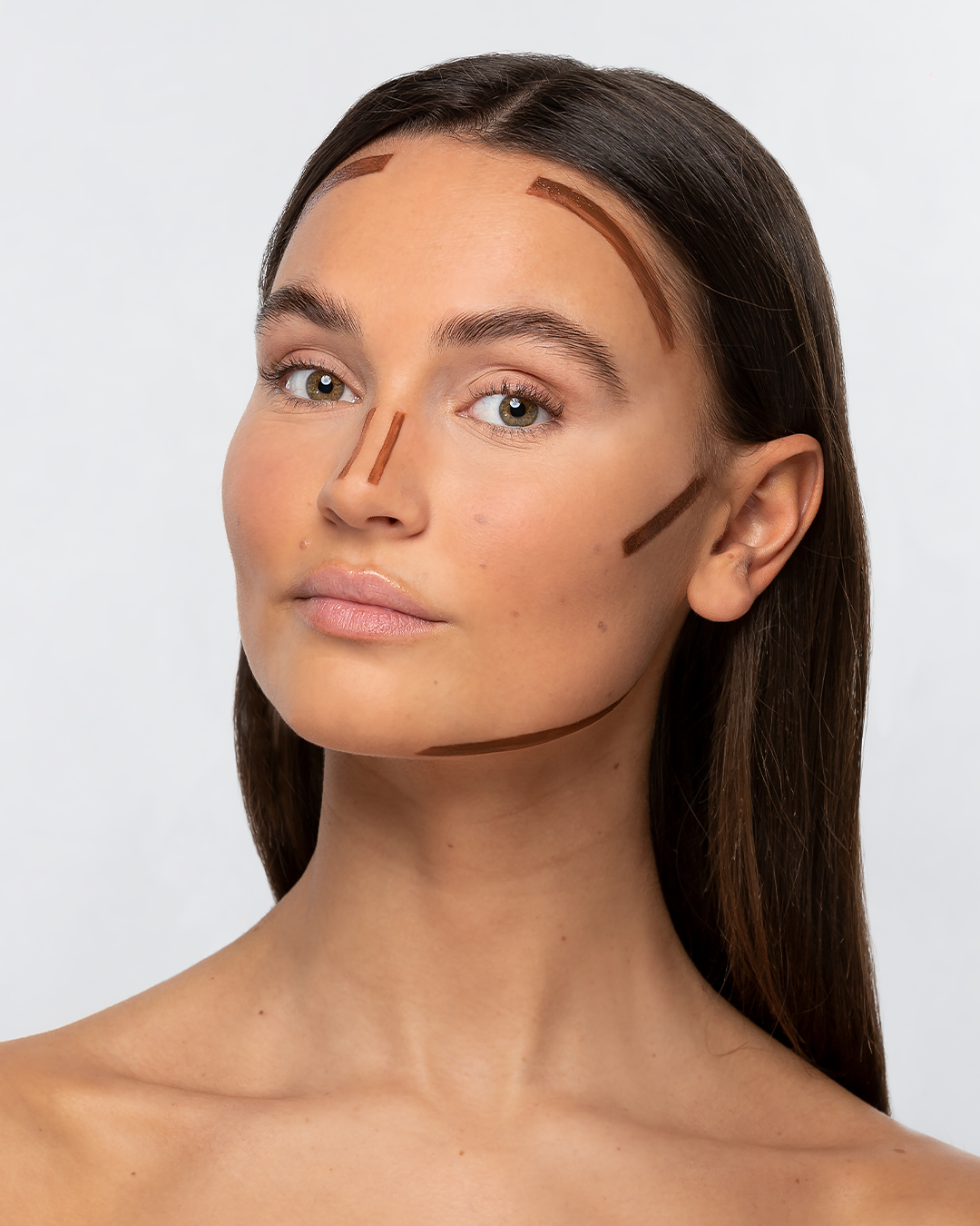 הדגמת שימוש בקונטור נוזלי על פני דוגמנית עם קווים מדויקים על המצח, הלחיים וקו הלסת, מדגיש את האפקטים המגדירים של המוצר